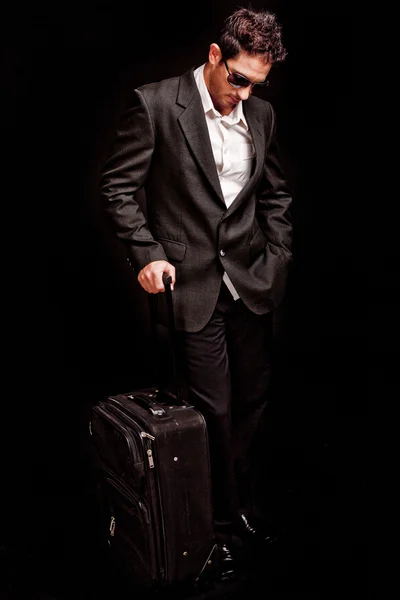 Hombre de negocios mirando hacia abajo con equipaje —  Fotos de Stock