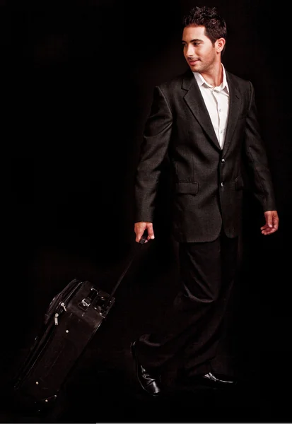 Hombre de negocios sacando su equipaje —  Fotos de Stock