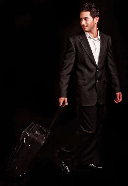 Hombre de negocios sacando su equipaje — Foto de Stock