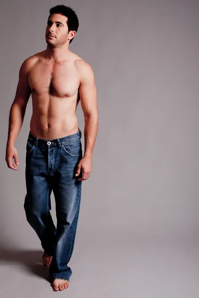 Topless męski mężczyzna patrząc w prawo — Zdjęcie stockowe