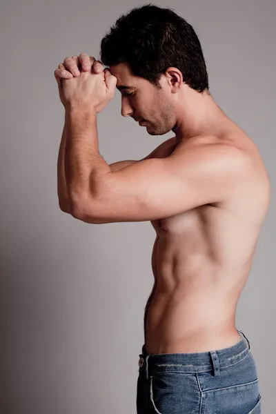 Shirtless man hold his hands on the head — Stock Photo, Image