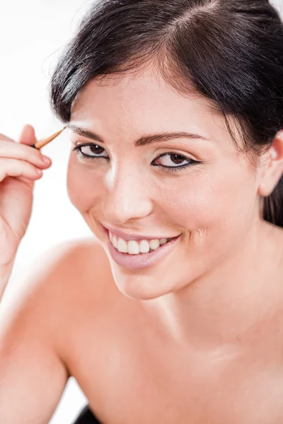 Young woman applying eyebrow pencil — Stock Photo, Image