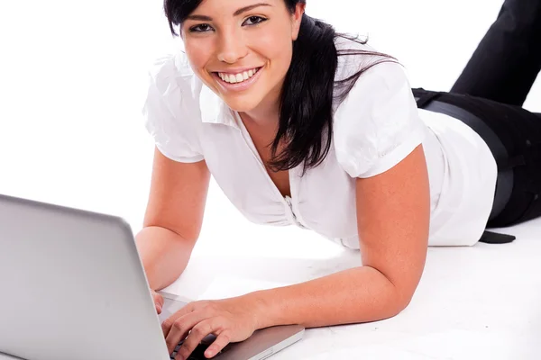 Femme d'affaires travaillant avec ordinateur portable — Photo