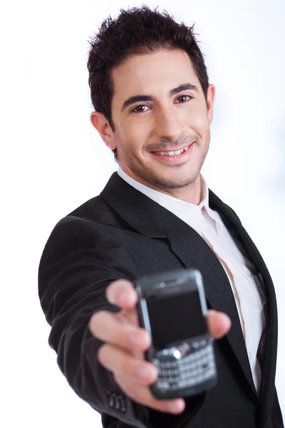 携帯電話を示す若いビジネスマン — ストック写真