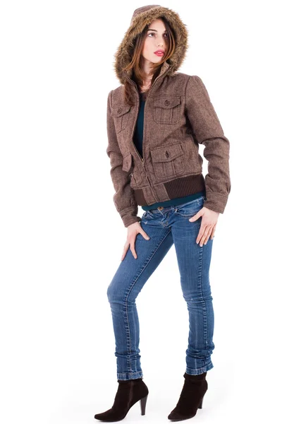 ヘッド キャップ付きコートで魅力的な女性 — ストック写真