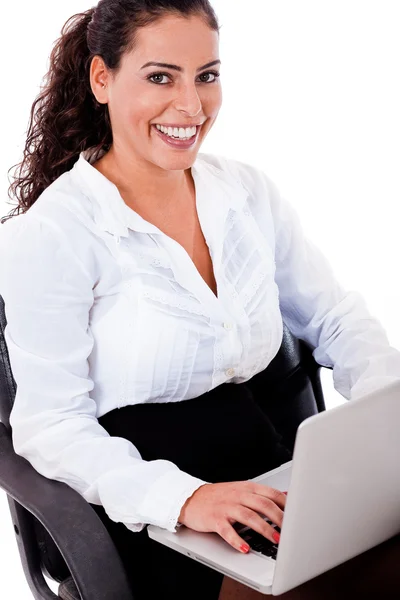 Glimlachende zakenvrouw met laptop — Stockfoto
