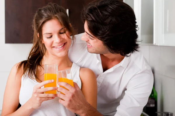 Youn pareja cheers su bebida —  Fotos de Stock