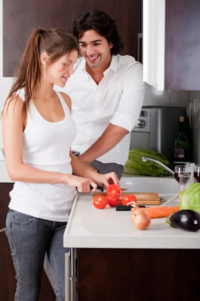 Mutfakta domates Dilimleme kadın — Stok fotoğraf