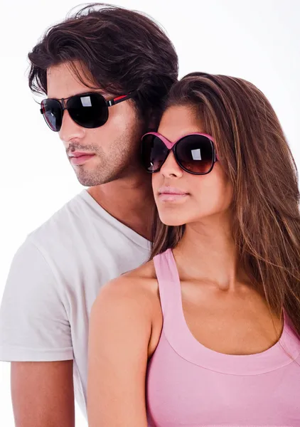 Jeune couple avec lunettes de soleil — Photo