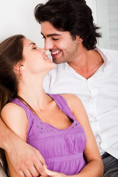 Romantiska unga paret kysser varandra — Stockfoto
