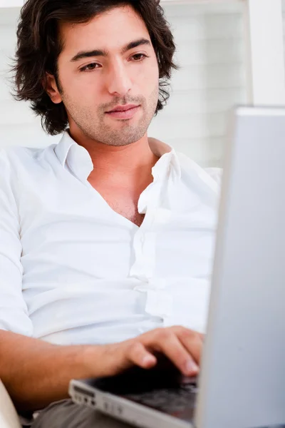 Atrakcyjny mężczyzna podczas przeglądania Internetu — Zdjęcie stockowe