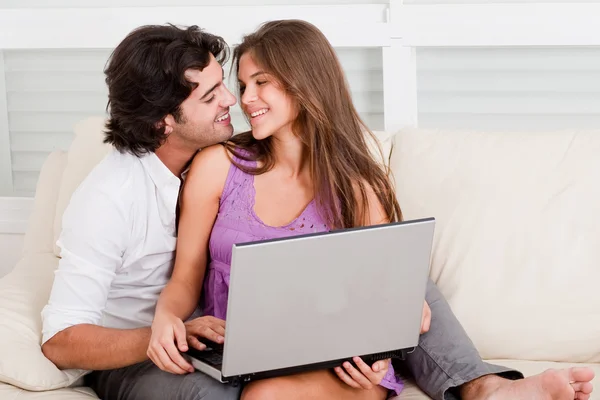 浪漫年轻夫妇与便携式计算机 — 图库照片