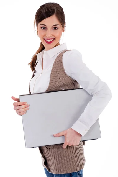 Unga kvinnor bära en laptop — Stockfoto