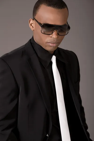 Hombre negro serio con gafas de sol —  Fotos de Stock