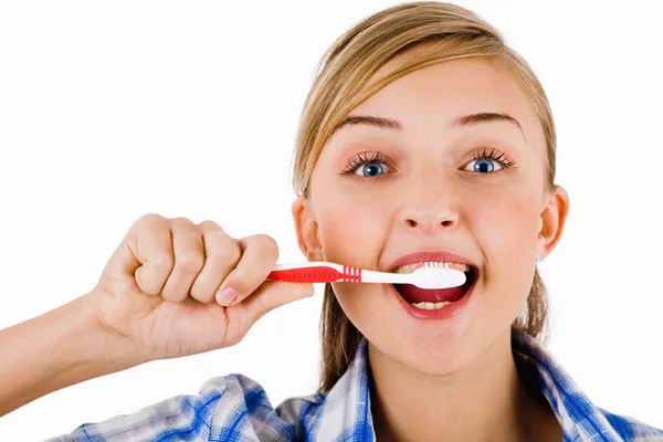 Junges Mädchen putzt ihren Zahn — Stockfoto