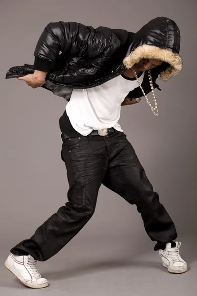 Человек исполняет хип-хоп шаги — стоковое фото