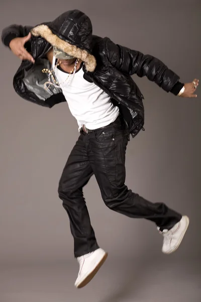 Hip pop danser springen — Stockfoto