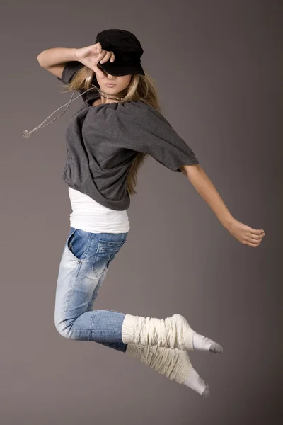Młode kobiety skoków podczas jej taniec — Zdjęcie stockowe