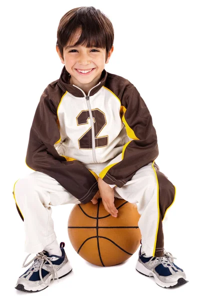 Niño con estilo sentado en la pelota — Foto de Stock