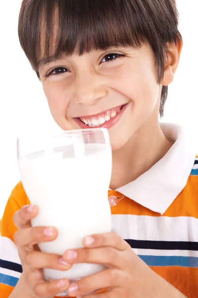 Ragazzo felice che beve vetro di latte — Foto Stock