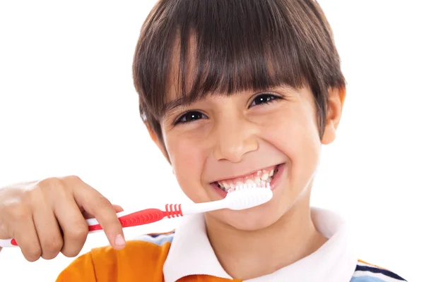 Fechar-se de garoto bonito escovar os dentes — Fotografia de Stock