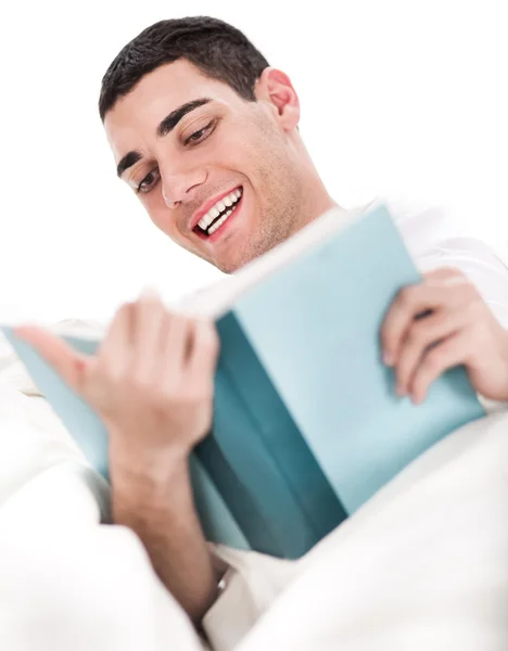 Młody człowiek lektura książki — Zdjęcie stockowe