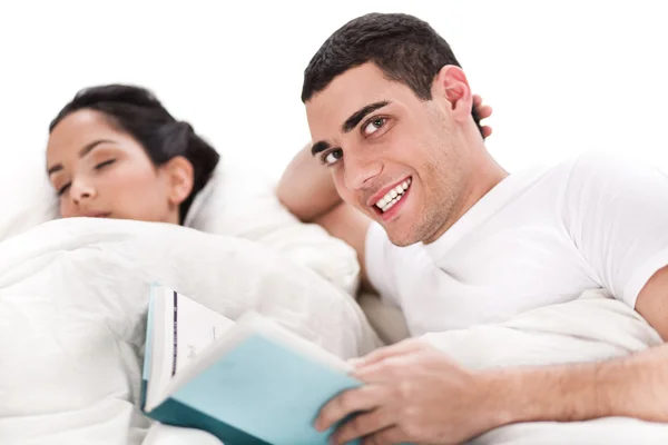 Женщина спит и мужчина читает — стоковое фото