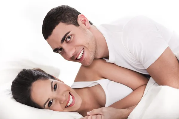 Jovem casal se divertindo na cama — Fotografia de Stock
