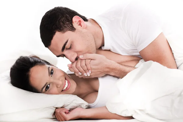 Intimní mladý pár v posteli — Stock fotografie