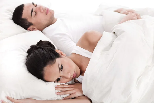 Par i sängen, män sover — Stockfoto