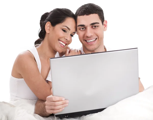 Para siedzi na łóżku z laptopa — Zdjęcie stockowe