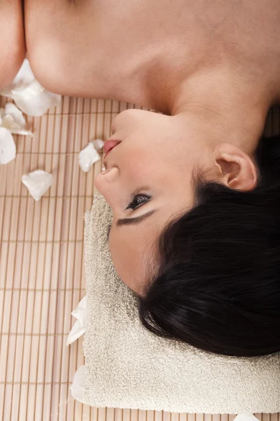 Mujer hermosa recibiendo tratamiento de spa — Foto de Stock