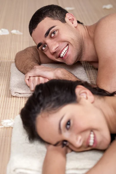 Portrait d'un couple romantique sur un spa — Photo