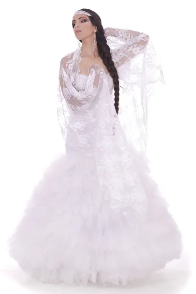 Esküvő menyasszony, fehér ruhában öltözött — Stock Fotó