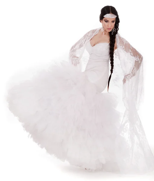 Танцююча наречена в білій сукні — стокове фото