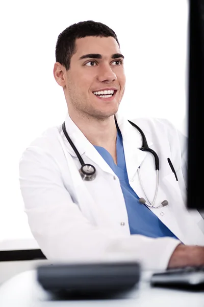 Jeune médecin souriant à son bureau — Photo