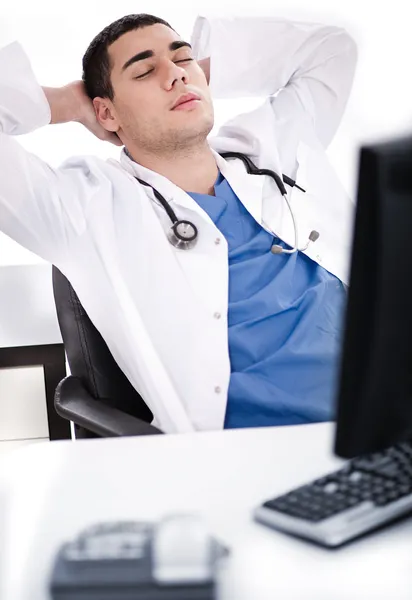 Чоловік лікар розслабляється в своїй каюті — стокове фото