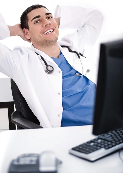 Lachende jonge mannelijke arts — Stockfoto