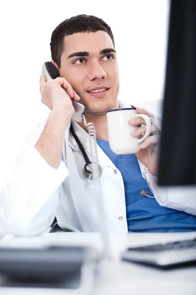 Unga läkare talar över telefon — Stockfoto