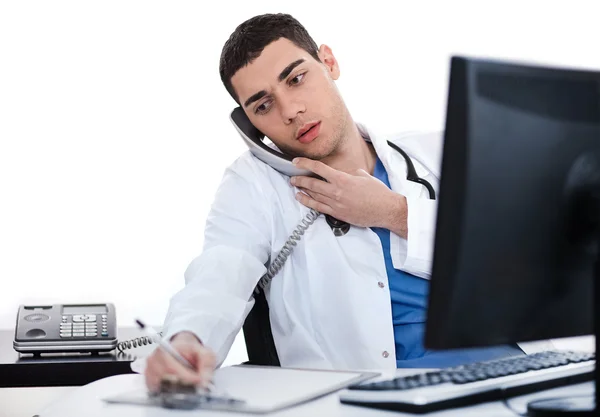 Arzt während der Dienstzeit beschäftigt — Stockfoto