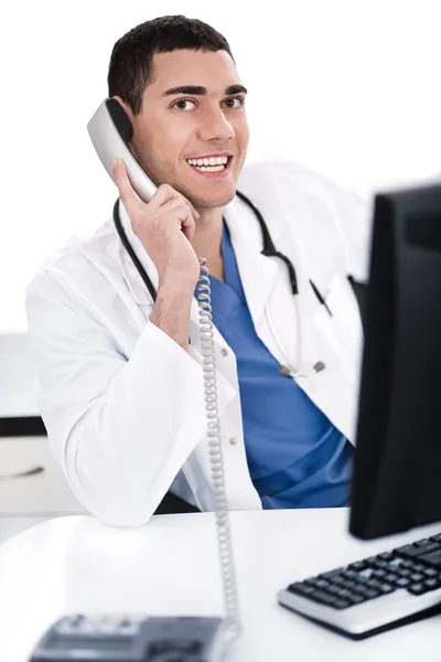 Médico joven hablando por teléfono — Foto de Stock