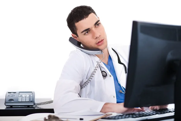 Lekarz rejestrowania jego notatki w komputerze — Zdjęcie stockowe