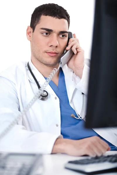 Médico masculino segurando receptor — Fotografia de Stock