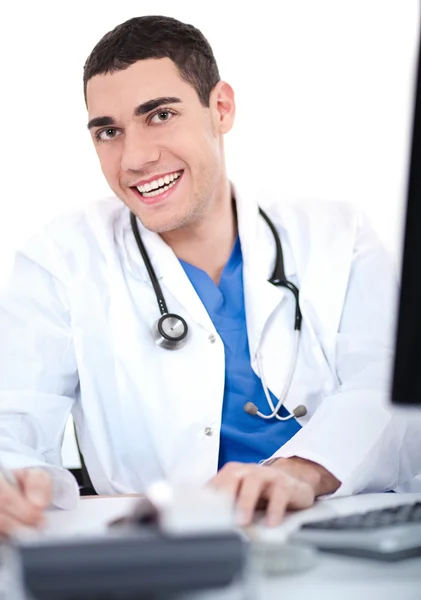 Nahaufnahme eines lächelnden jungen Arztes — Stockfoto