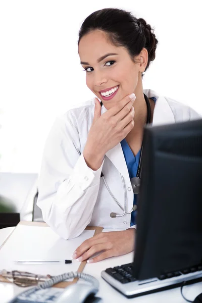 Kobieta lekarz portret uśmiechający się — Zdjęcie stockowe