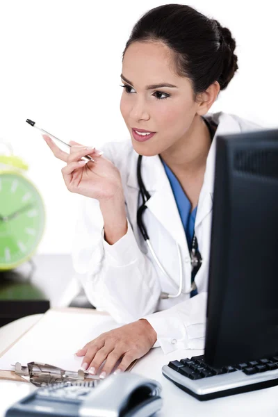 Denkende Ärztin mit ihrem Stift — Stockfoto