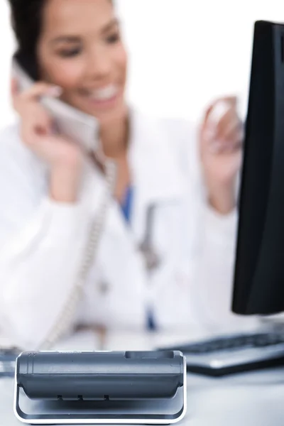 Telefon mit Fokus, Arzt im Gespräch — Stockfoto