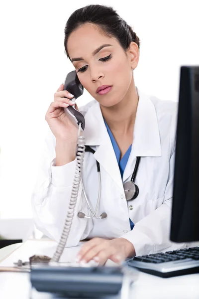 Krásný ženský lékař snaží telefon — Stock fotografie