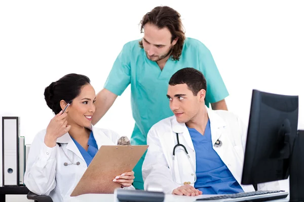 Artsen in een vergadering in het ziekenhuis — Stockfoto