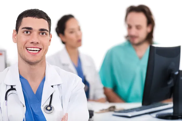 Szczęśliwy młody lekarz w centrum uwagi — Zdjęcie stockowe